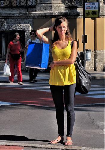 Lodi ragazza in giallo