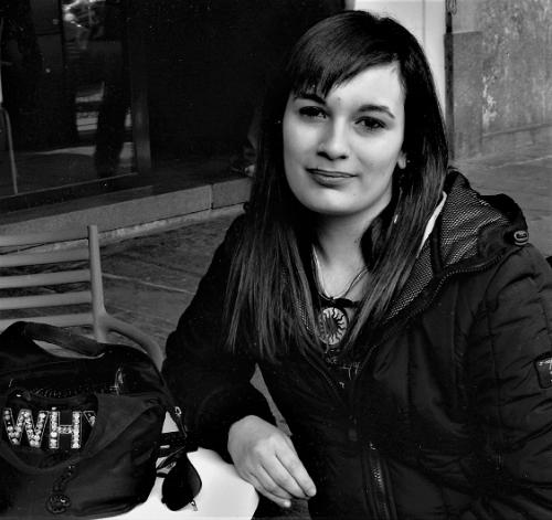 Ragazza al bar in piazza