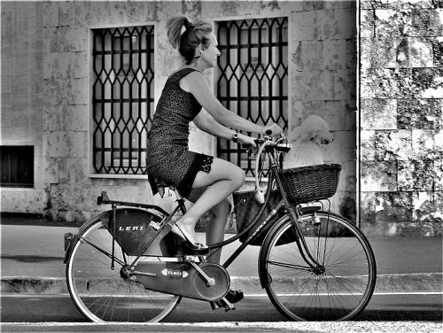 Ragazza in bici ...